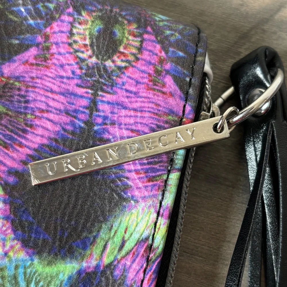 Urban Decay Manic Travel Bag in Purple & Green‎ Clutch